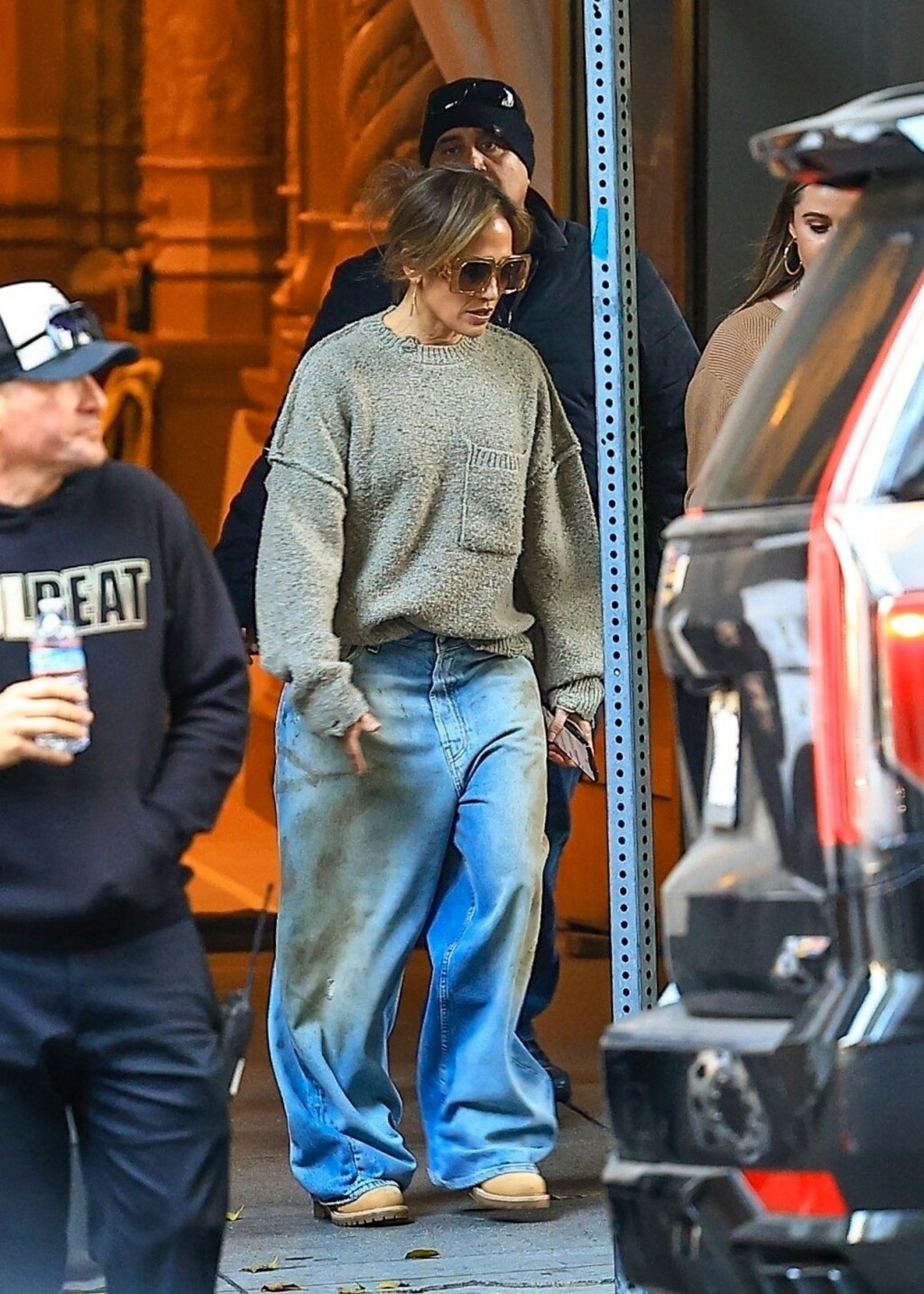 Jennifer Lopez na setu svog novog filma u predimenzioniranim trapericama