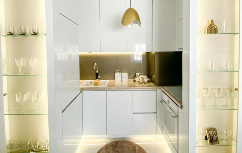 Bijela kuhinja visokog sjaja Nery Škegro iz Mostara