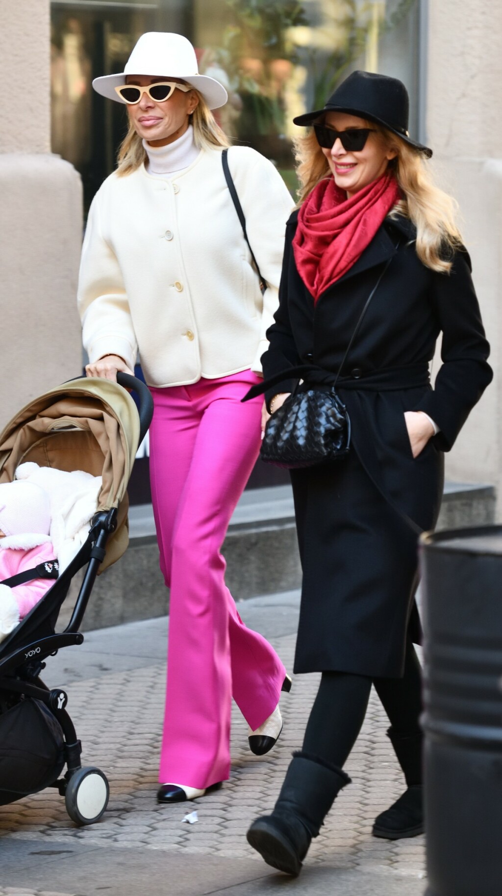 Street style izdanje u ružičastim hlačama