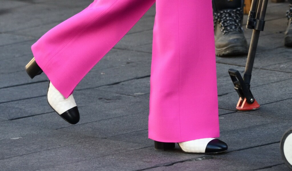 Street style izdanje u ružičastim hlačama