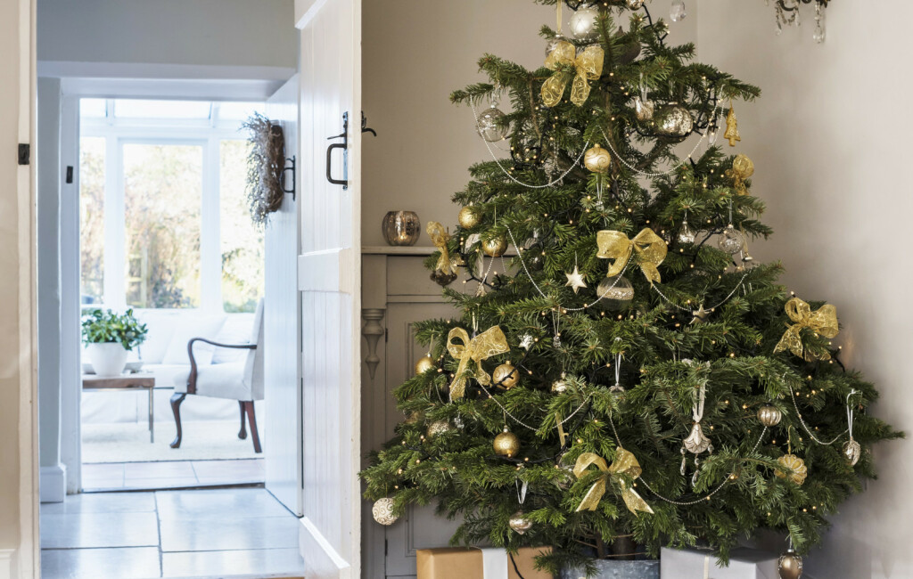 Božićno drvce ukrašeno velikim mašnama - 9