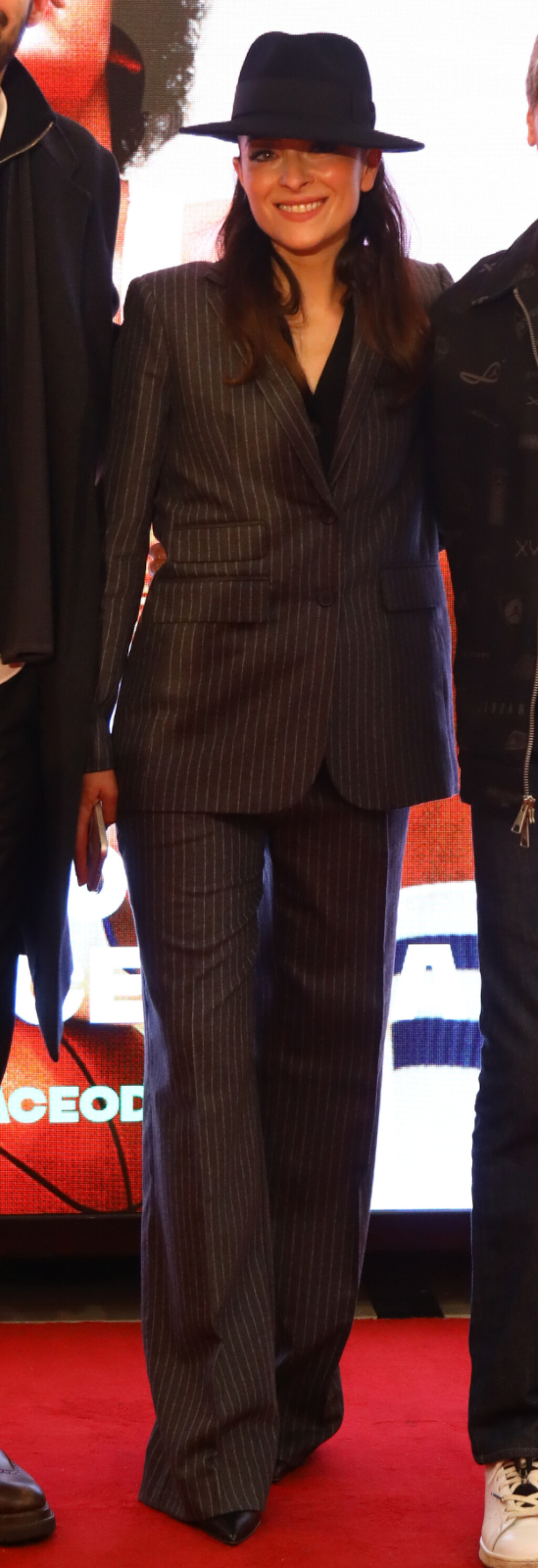 Zrinka Cvitešić u odijelu na premijeri filma 'Dražen' u Beogradu