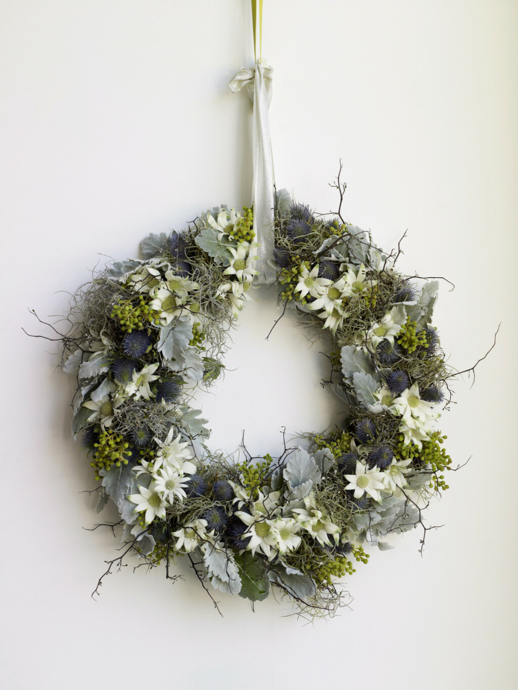 Božićni vijenci za vrata ukrašeni cvijećem - 4