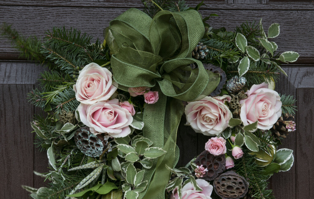 Božićni vijenci za vrata ukrašeni cvijećem - 7