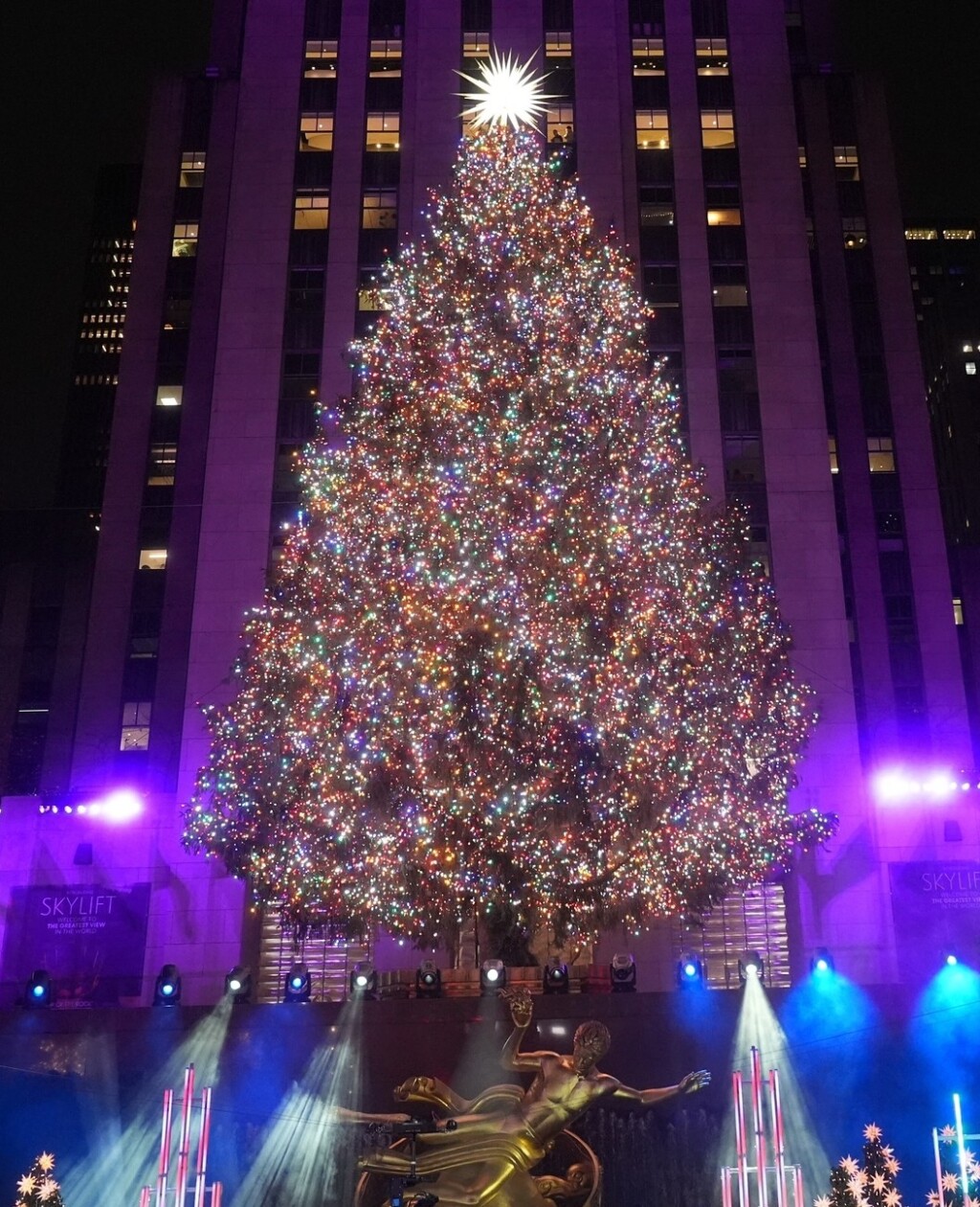 Slavni bor u Rockefeller Centeru u New Yorku