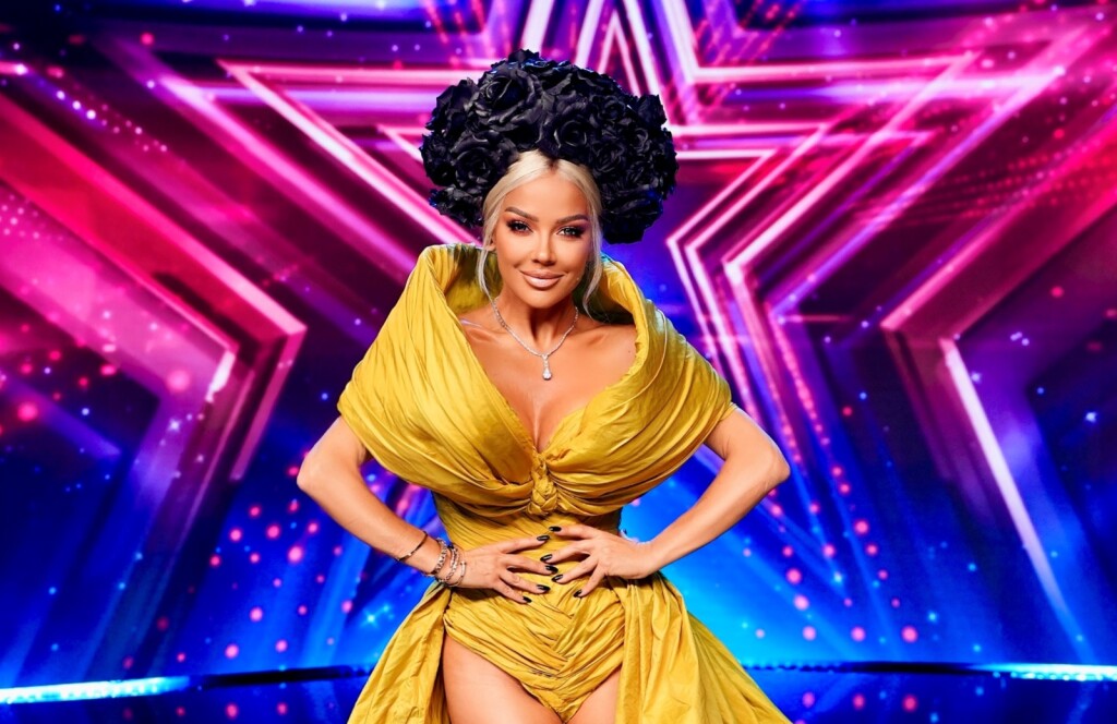 Maja Šuput u žutoj haljini i zebrastim čizmama