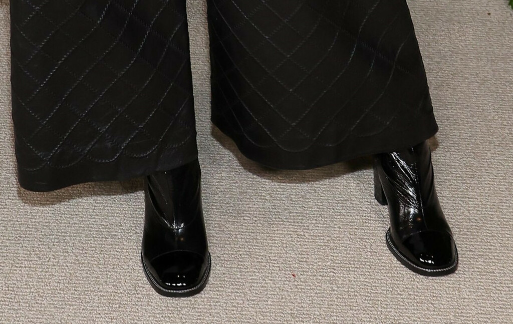 Mila Kunis nosi lakirane čizme