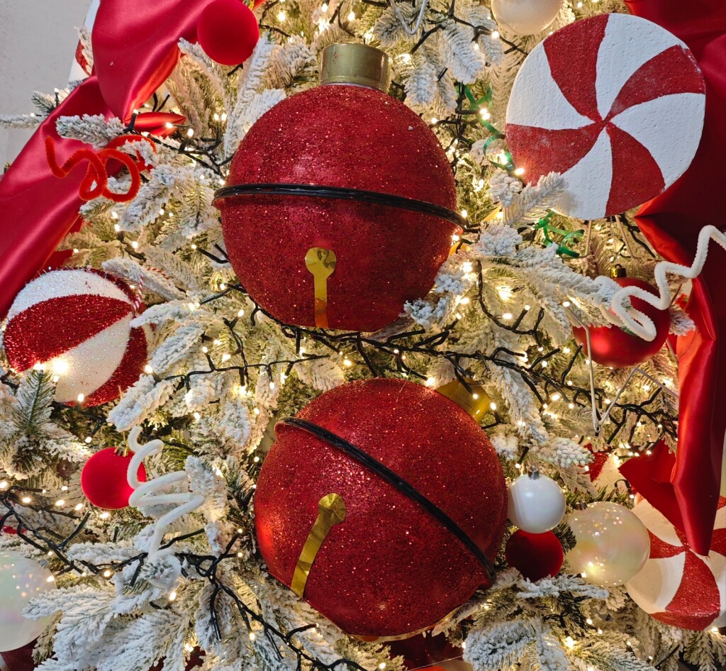 Božićno drvce s predimenzioniranom mašnom