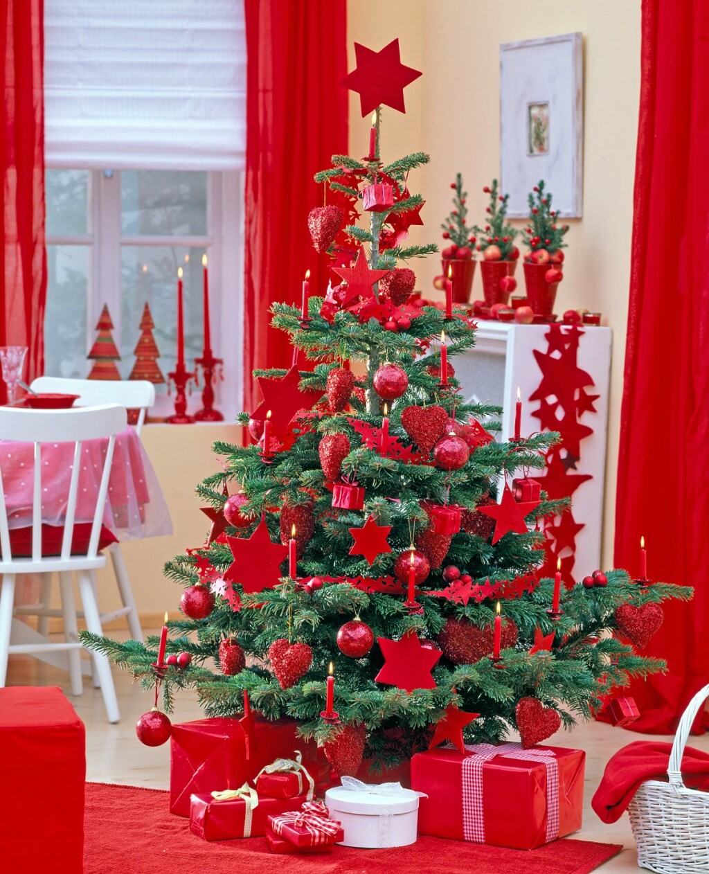 Drvce s crvenim ukrasima