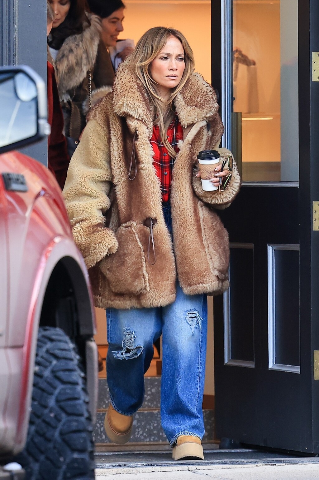 Jennifer Lopez u predimenzioniranom zimskom kaputu od janjećeg runa - 1
