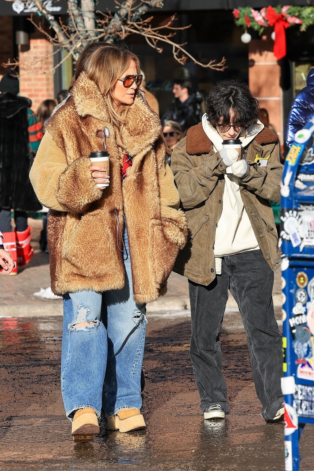 Jennifer Lopez u predimenzioniranom zimskom kaputu od janjećeg runa - 3