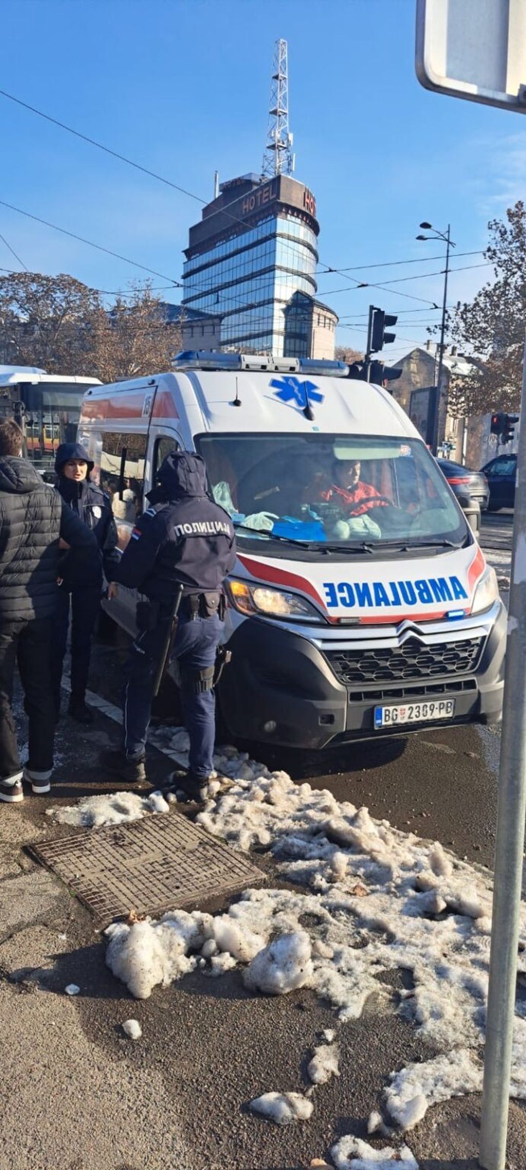 Žena je automobilom probila blokadu u Beogradu i nosila studenta na haubi - 1