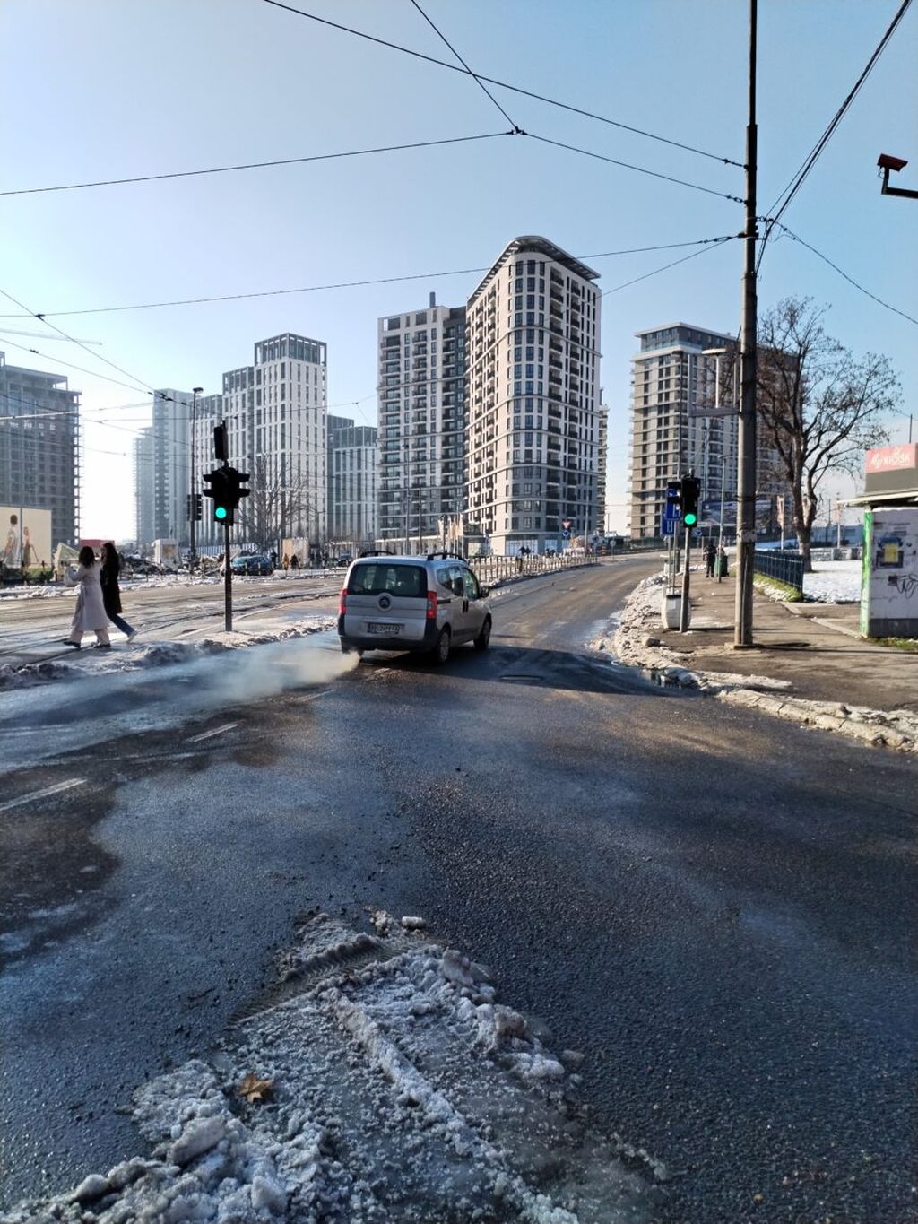 Žena je automobilom probila blokadu u Beogradu i nosila studenta na haubi - 1