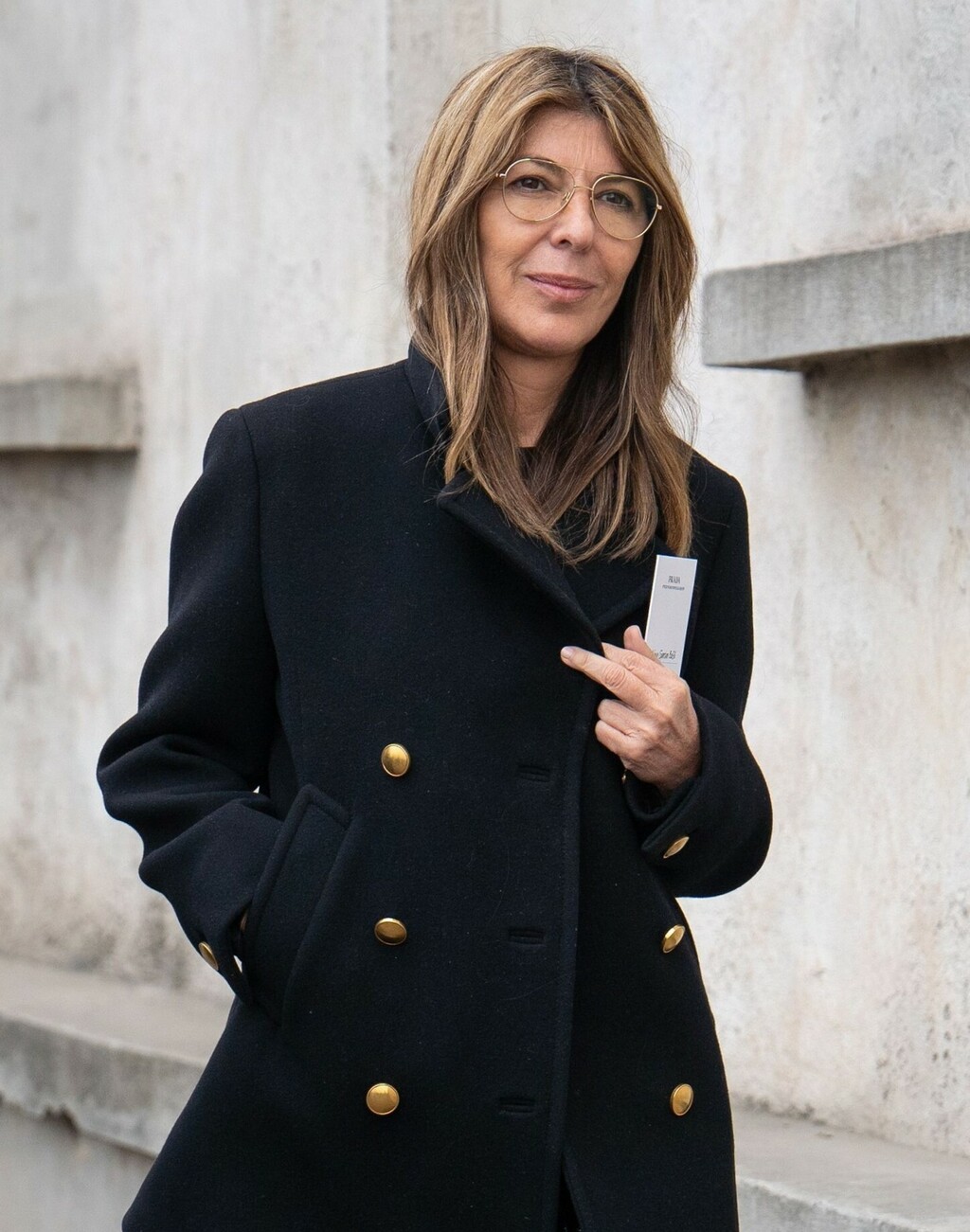 Odjevni komadi sa zlatnim gumbima