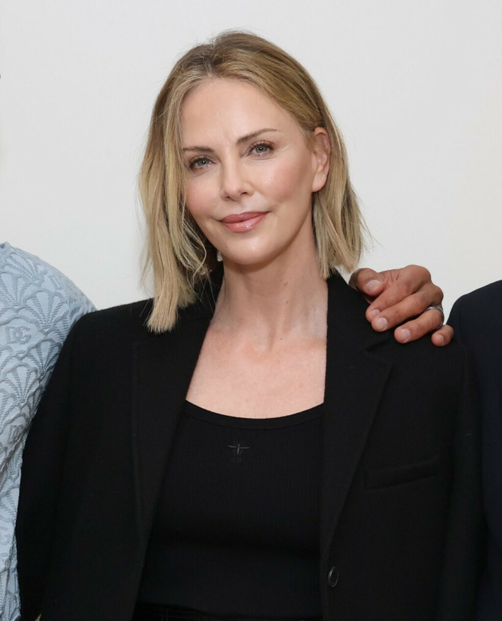 Charlize Theron u suknji i oksfordicama - 4