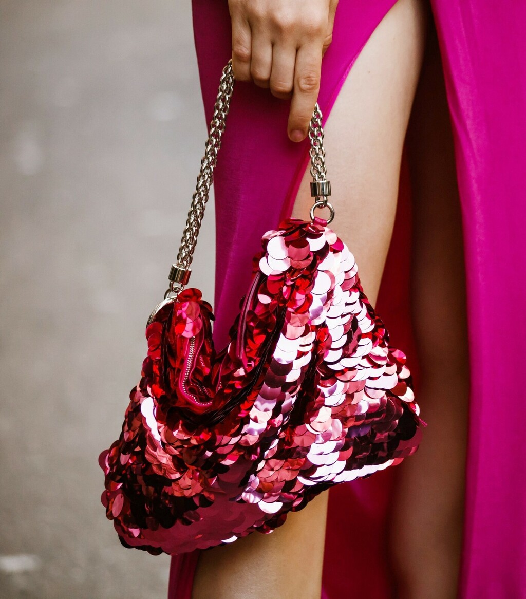 Blještava torbica sjajan je poklon za prijateljicu koja voli šljokice