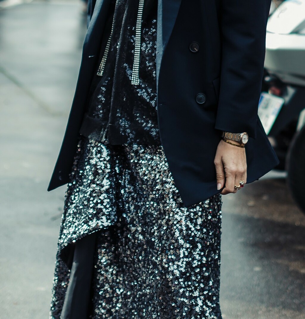 Duge suknje sa šljokicama popularan su izbor svakog prosinca