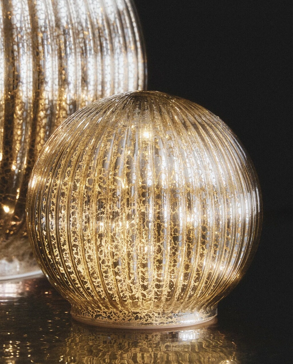 Ukrasna božićna kuglica s LED svjetlom, Zara Home, 21,90 EUR