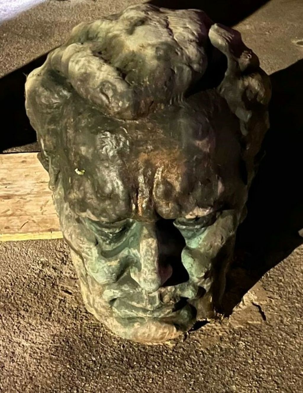 Ukradena glava s kipa Josipa Broza Tita