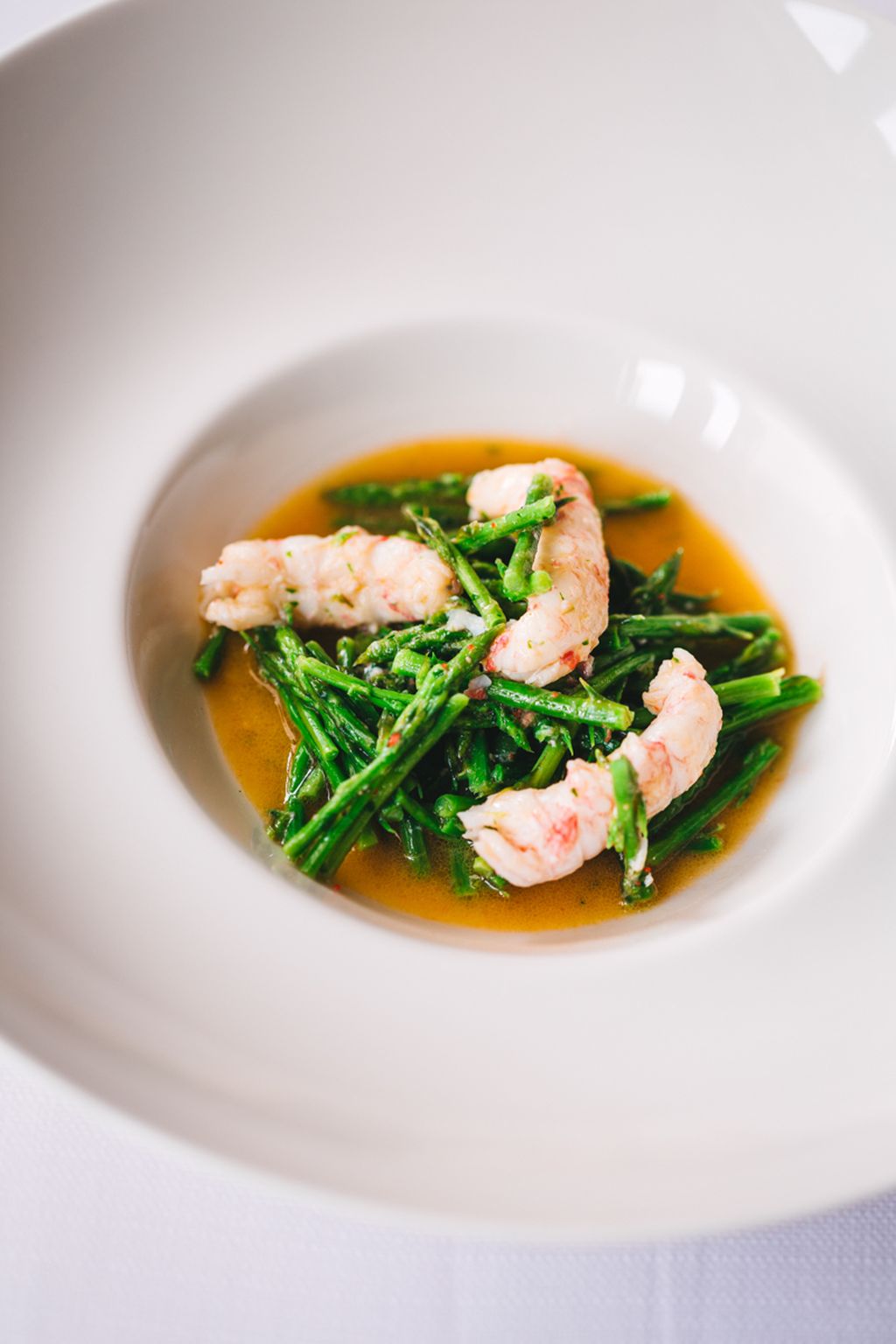 U proljeće kvarnerski škamp kombinira se s divljim šparogama