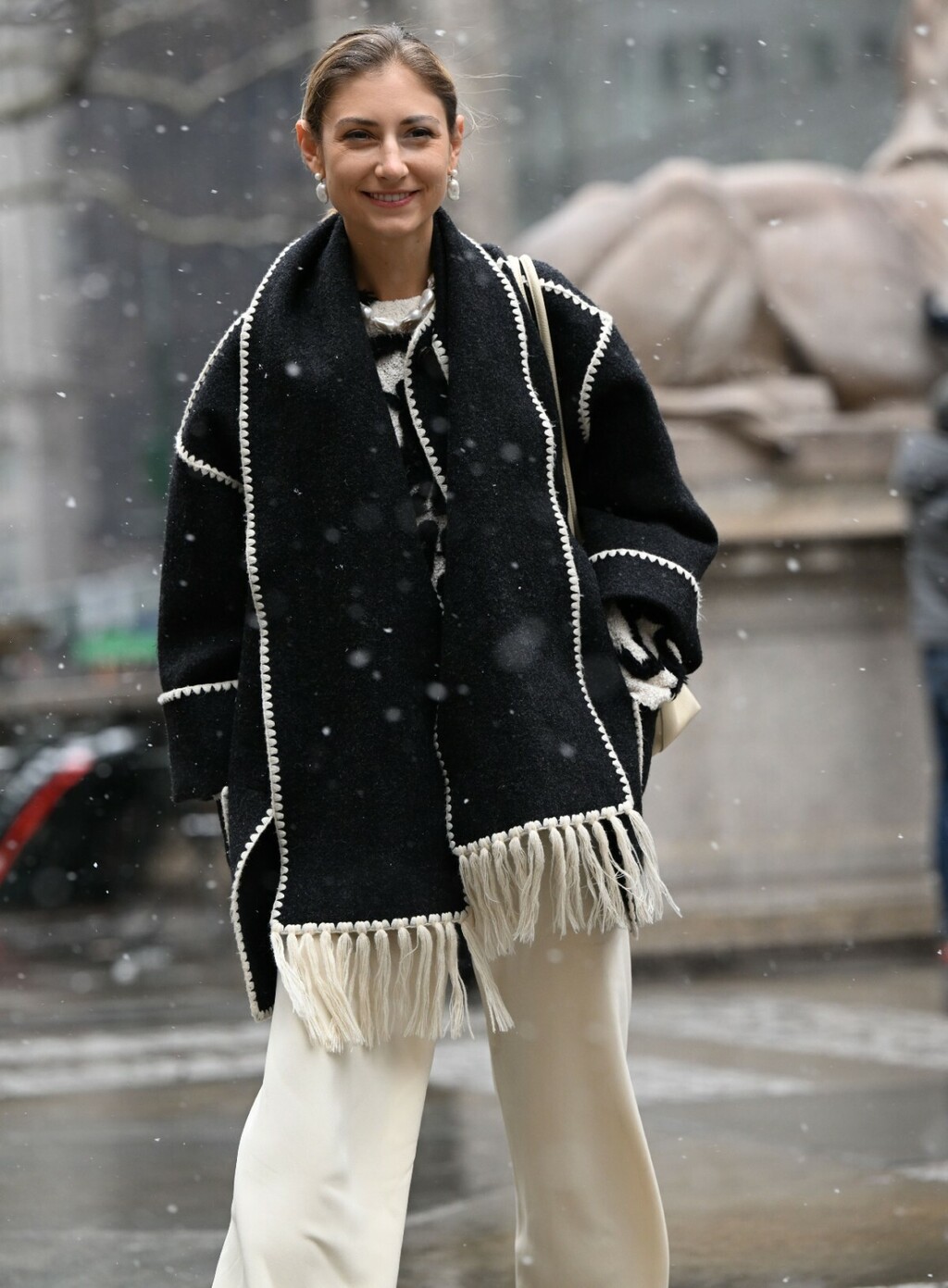 Toteme kaput sa šalom nosi se na njuorškim ulicama od 2022. godine