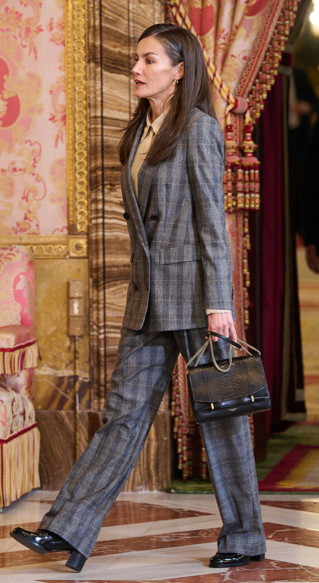 Kraljica Letizia u odijelu i cipelama s debelom petom - 2