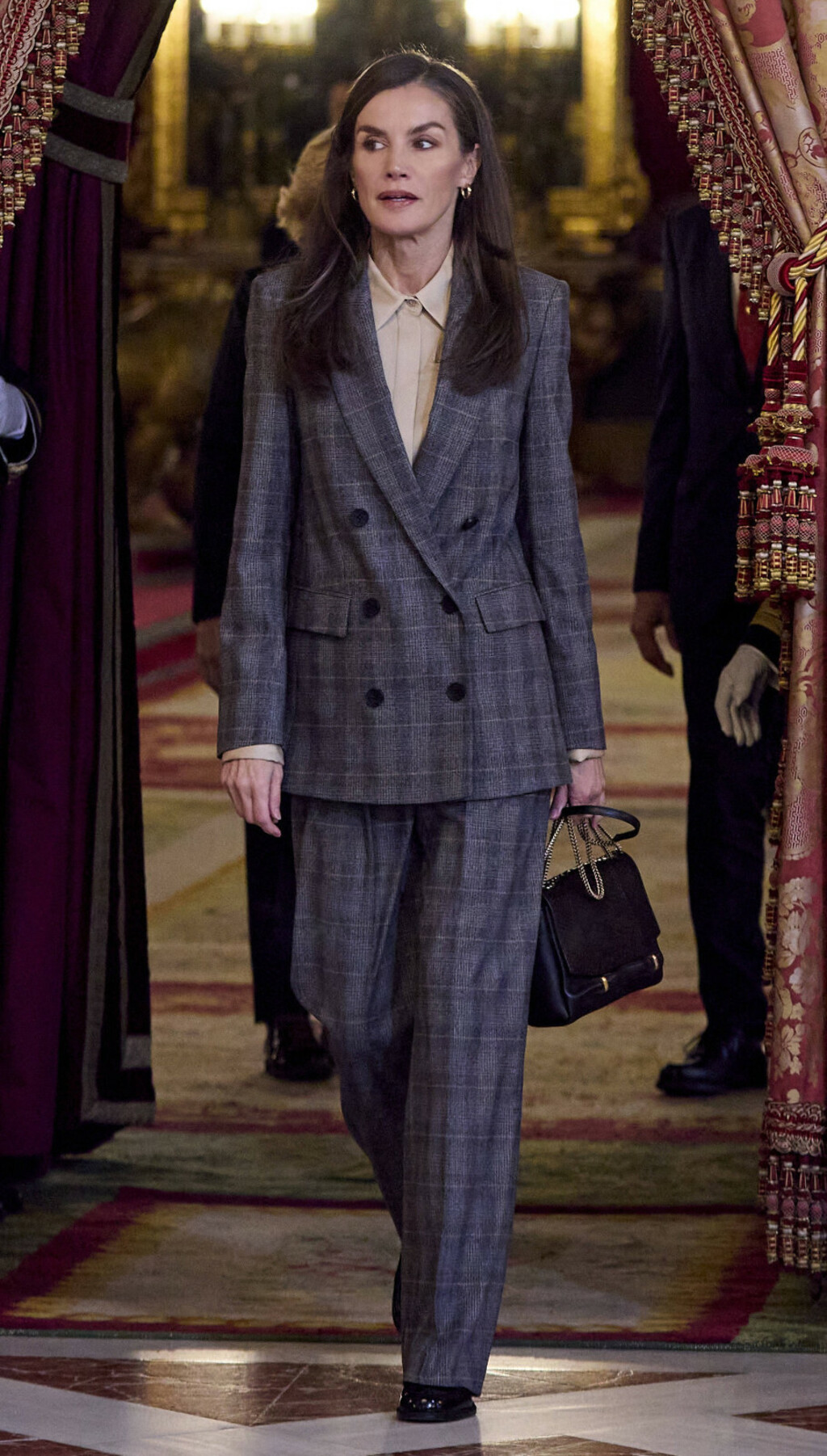 Kraljica Letizia u odijelu i cipelama s debelom petom - 4