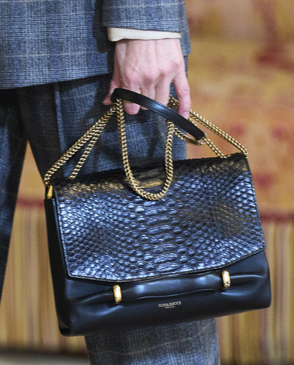 Kraljica Letizia u odijelu i cipelama s debelom petom - 5