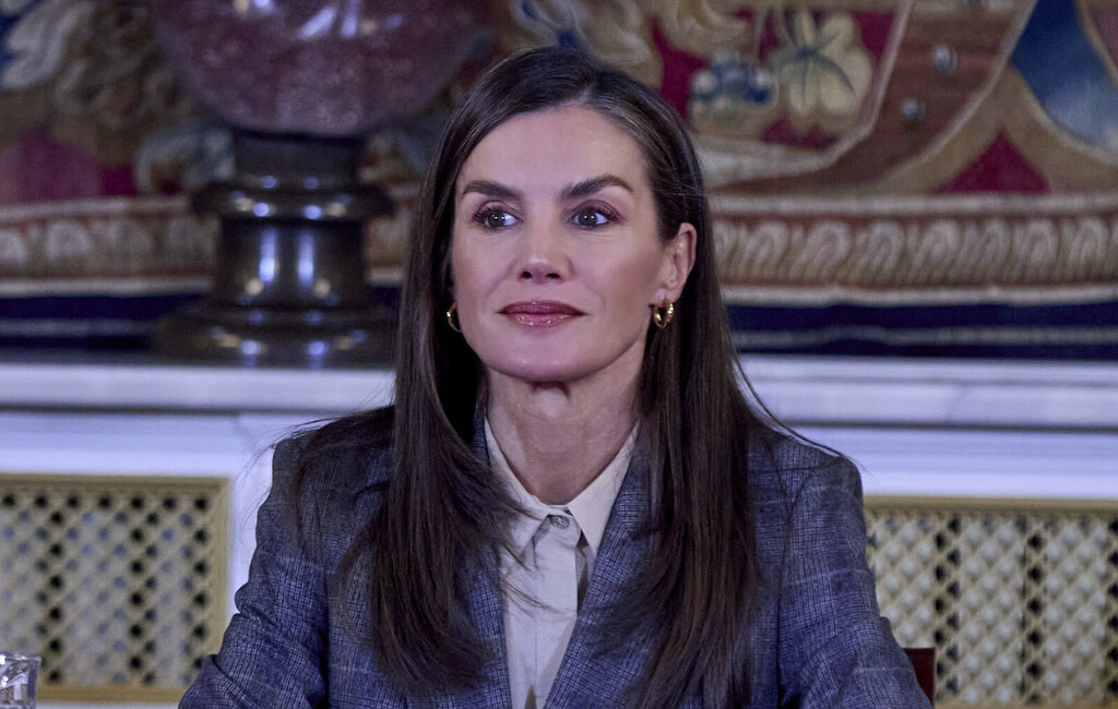 Kraljica Letizia u odijelu i cipelama s debelom petom - 7