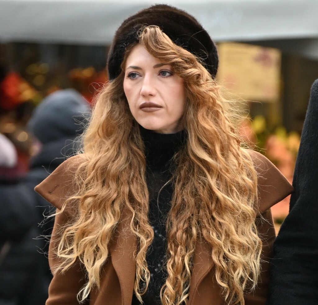 Ulična moda Zagreb dama s čizmama visokih sara podstavljenima krznom 2025. - 1