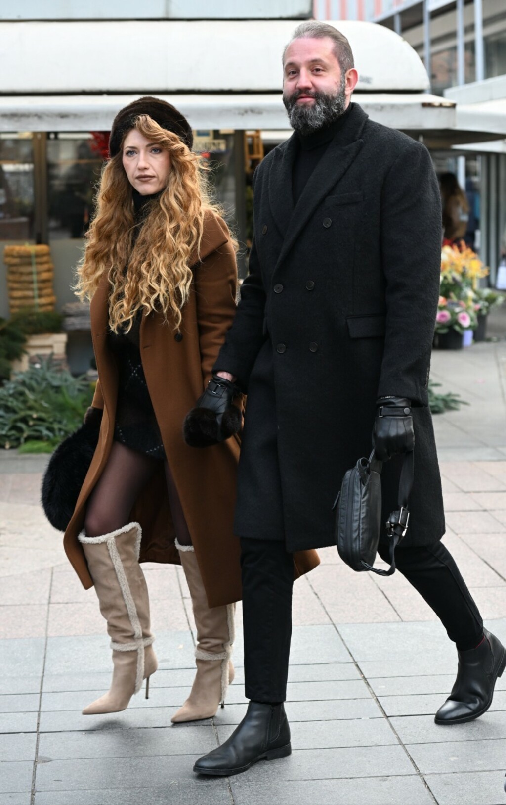 Ulična moda Zagreb dama s čizmama visokih sara podstavljenima krznom 2025. - 5