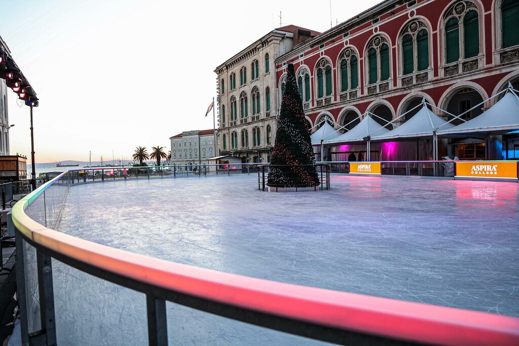 Klizalište na Prokurativama u Splitu