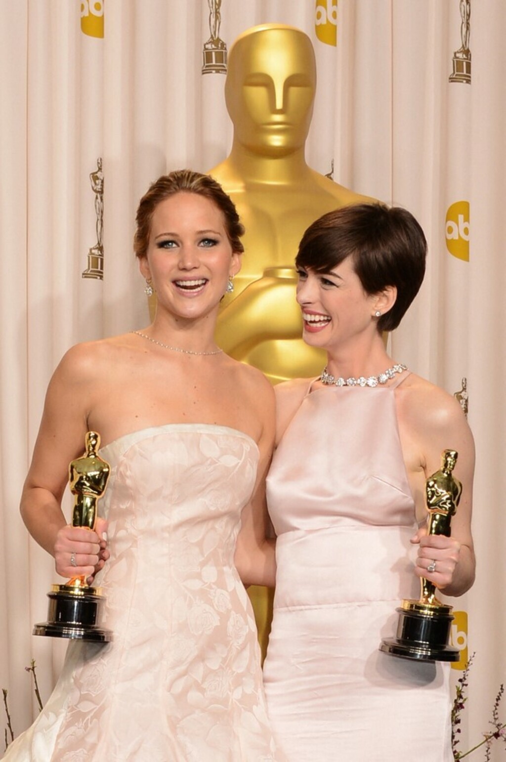 Jennifer Lawrence i Anne Hathaway 2013. na Oscarima