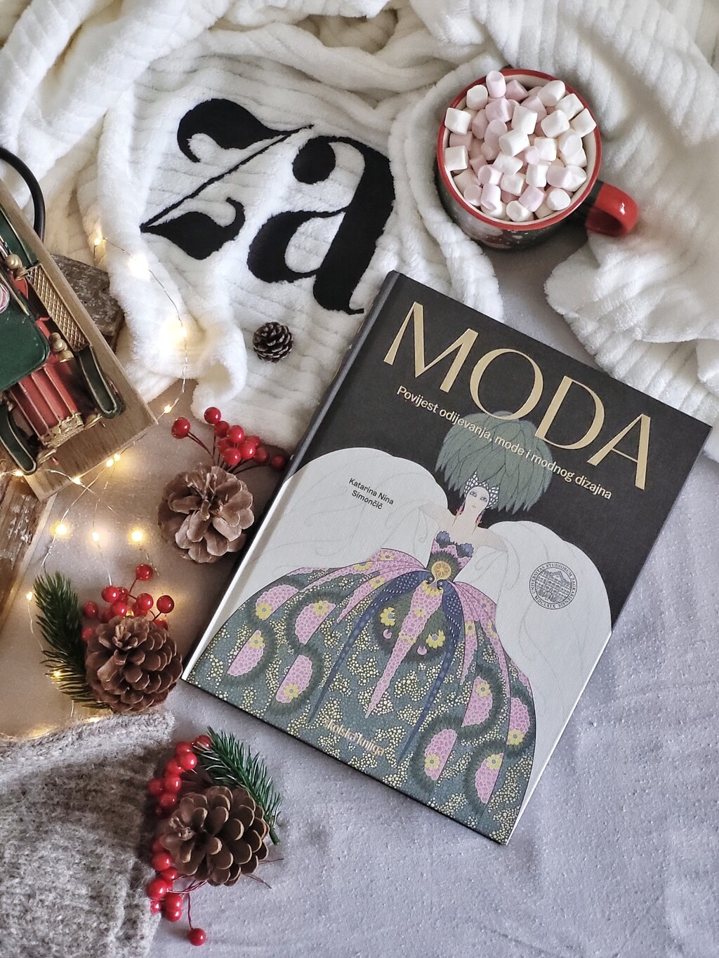 Knjiga ističe ključne trenutke i osobe koje su oblikovale način na koji danas razmišljamo o odjeći