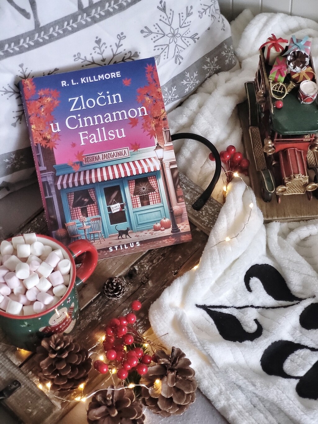 Spaja napetu kriminalističku misteriju i toplu ljubavnu priču