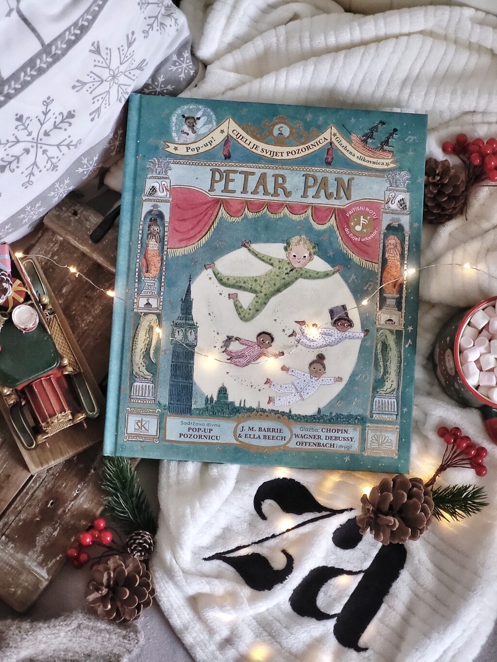 Svaka stranica sadrži simbol note koji reproducira glazbene ulomke velikana poput Chopina, Wagnera i Debussyja, savršeno dočaravajući atmosferu pustolovine