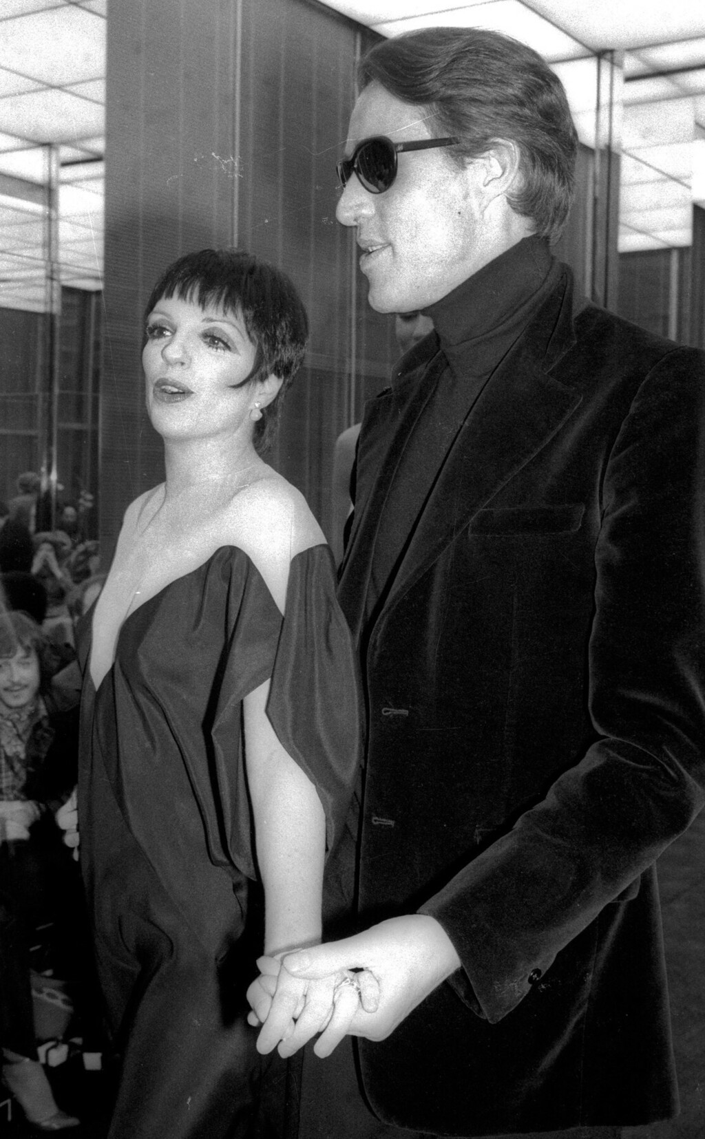 Dizajner Halston u crnoj dolčeviti, u društvu Lize Minelli