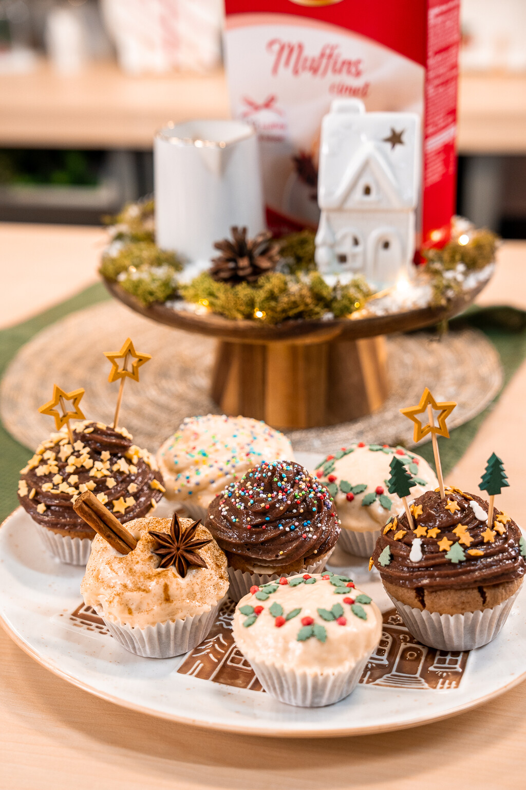 Muffini s cimetom s raznim božićnim dekoracijama
