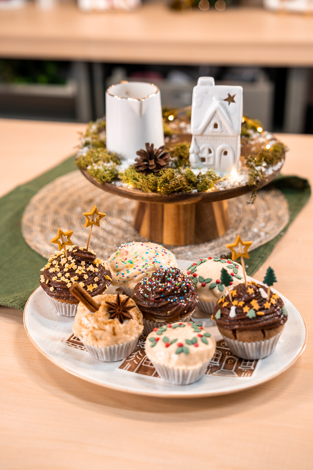 Muffini s cimetom s raznim božićnim dekoracijama