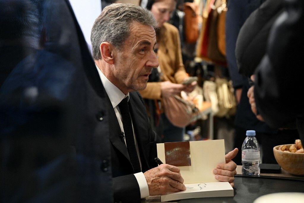 Nicolas Sarkozy sa suprugom Carlom Bruni-Sarcozy prilikom odlaska u zatvor