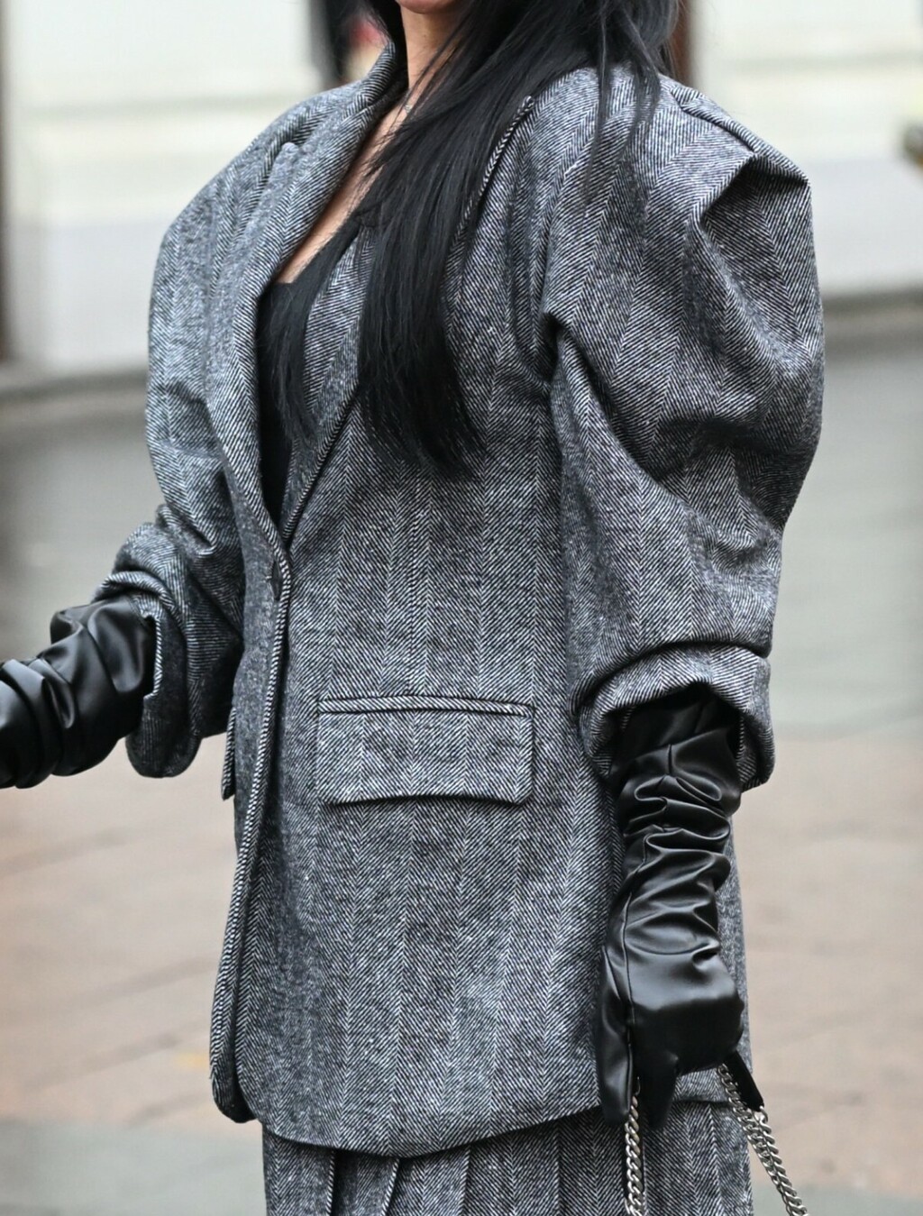 Ulična moda crnka u sakou predimenzionirane siluete Zagreb 2025. - 3