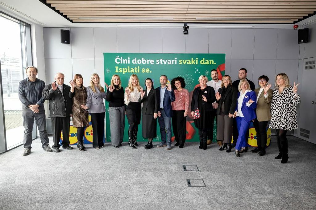 Predstavnici Lidla urucuju ček za banke hrane Hrvatskog Crvenog križa i Udruge Duga