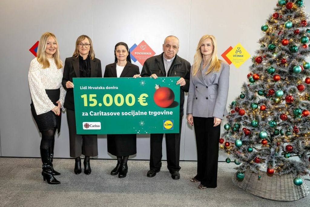Predstavnici Lidla urucuju ček za banke hrane Hrvatskog Crvenog križa i Udruge Duga