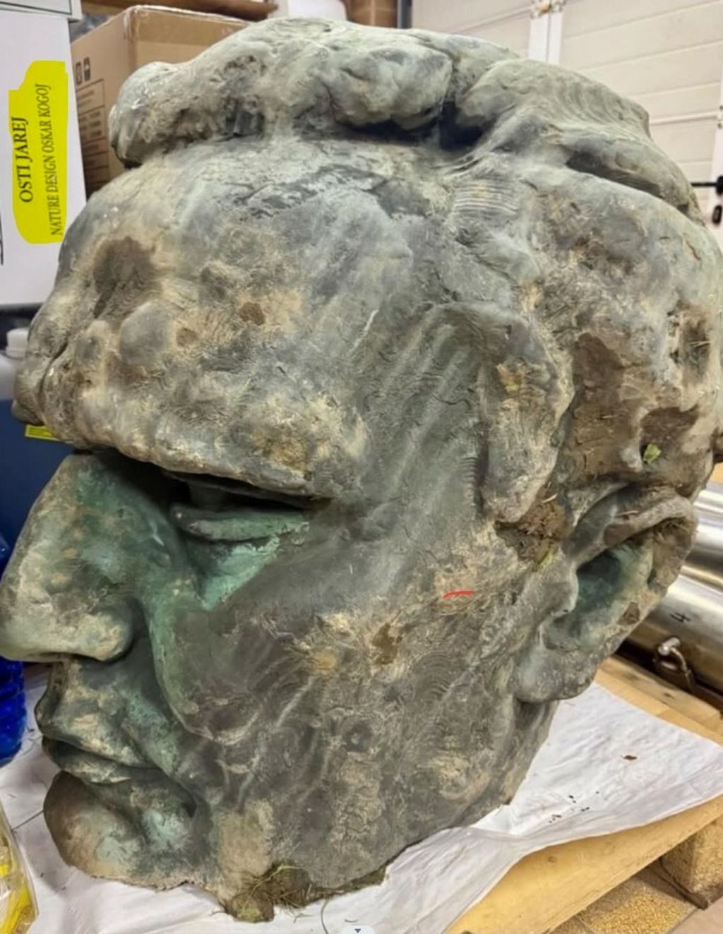 Ukradena glava s kipa Josipa Broza Tita