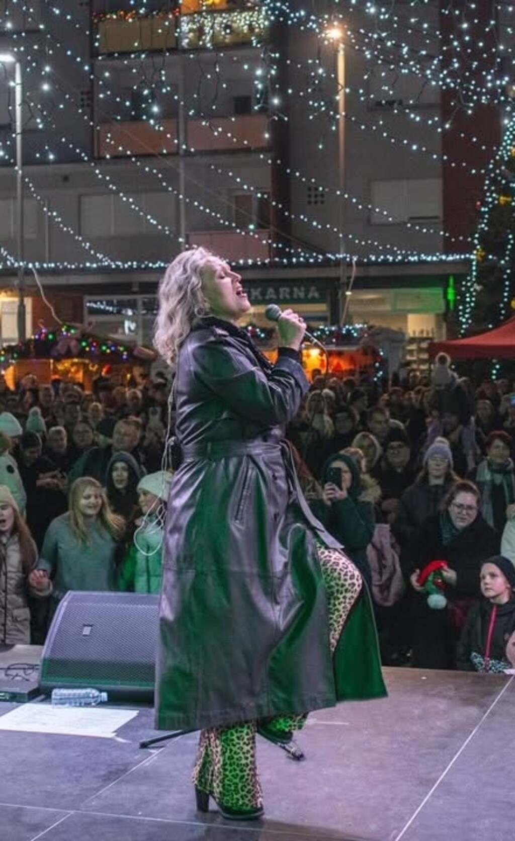 Vanna u kožnatom kaputu na koncertu u Županji