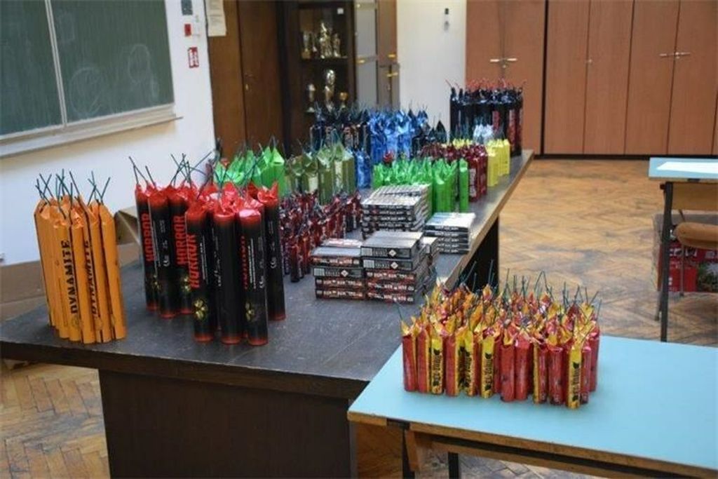 Policija pronašla pirotehniku kod vozača