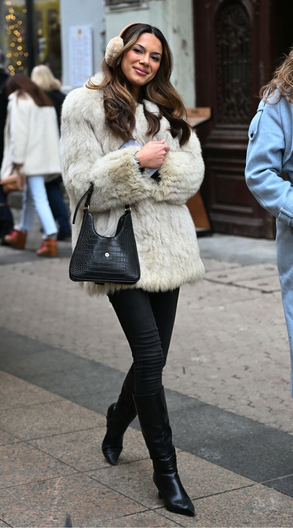 Ljepotica iz Zagreba u klasičnim crnim čizmama