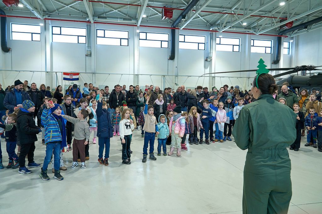 Piloti HRZ-a Black Hawkom spasili Djeda Božićnjaka - 4