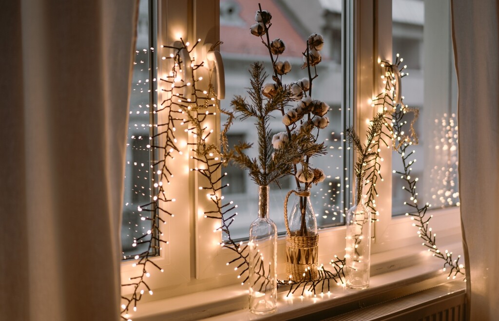 Božićne lampice mogu biti i na prozoru