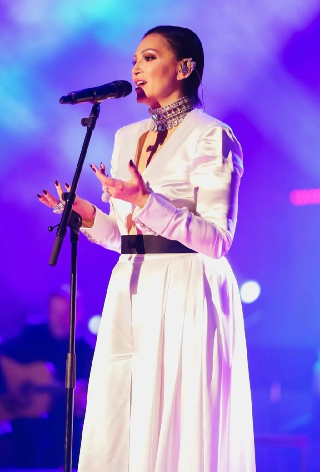 Model je dug, s fluidnim, sjajnim padom materijala